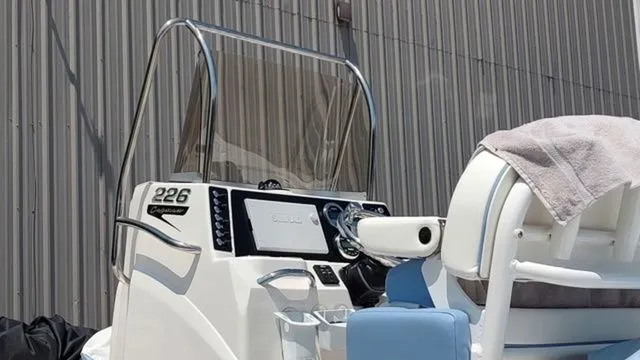 Slide: The Image of Robalo 226 Cayman 2025 - 19