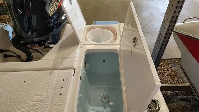 Slide: The Image of Robalo 226 Cayman 2025 - 5