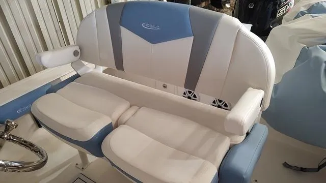 Slide: The Image of Robalo 226 Cayman 2025 - 6