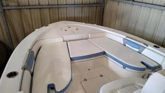 Slide: The Image of Robalo 226 Cayman 2025 - 9