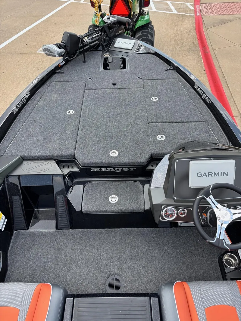 Slide: The Image of 2025 Ranger Z518 Cup-Equipped boat displayed at Bass Pro Shops, Cabela's World. - 4