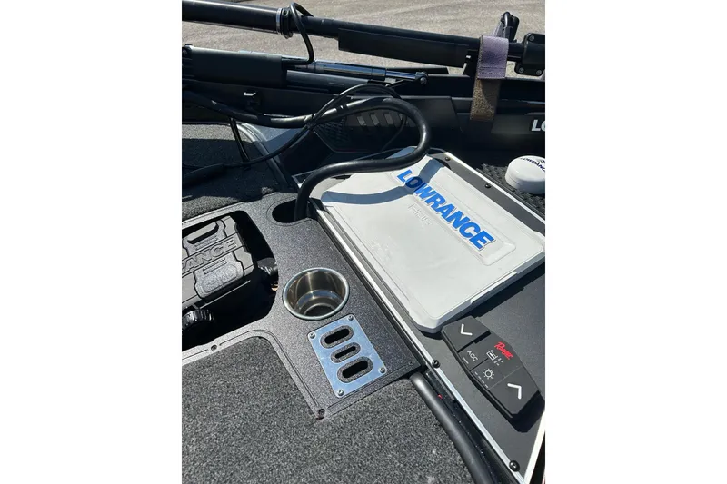 Slide: The Image of 2025 Ranger Z521R Cup-Equipped boat dashboard with Lowrance electronics and control panel. - 89