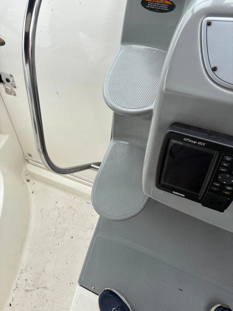Slide: The Image of 2004 Maxum 3100 SE boat interior with steps and Garmin GPS device. - 13