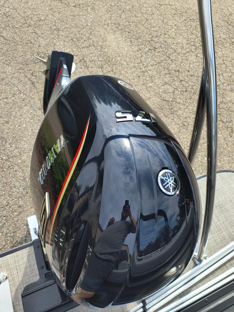 Slide: The Image of Yamaha outboard motor on SunCatcher Fusion 322C, 2025 model, reflecting surroundings. - 31