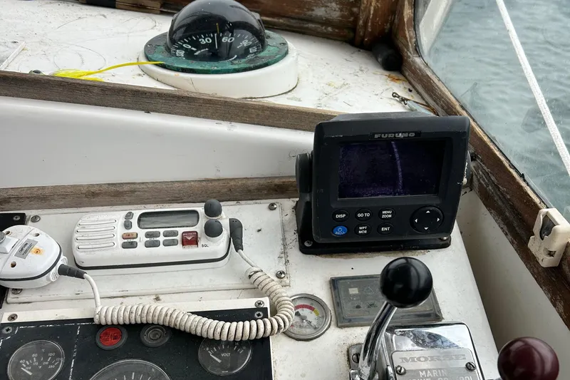 Slide: The Image of 1991 Fortier 26 Hard Top boat dashboard with navigation and communication equipment. - 11