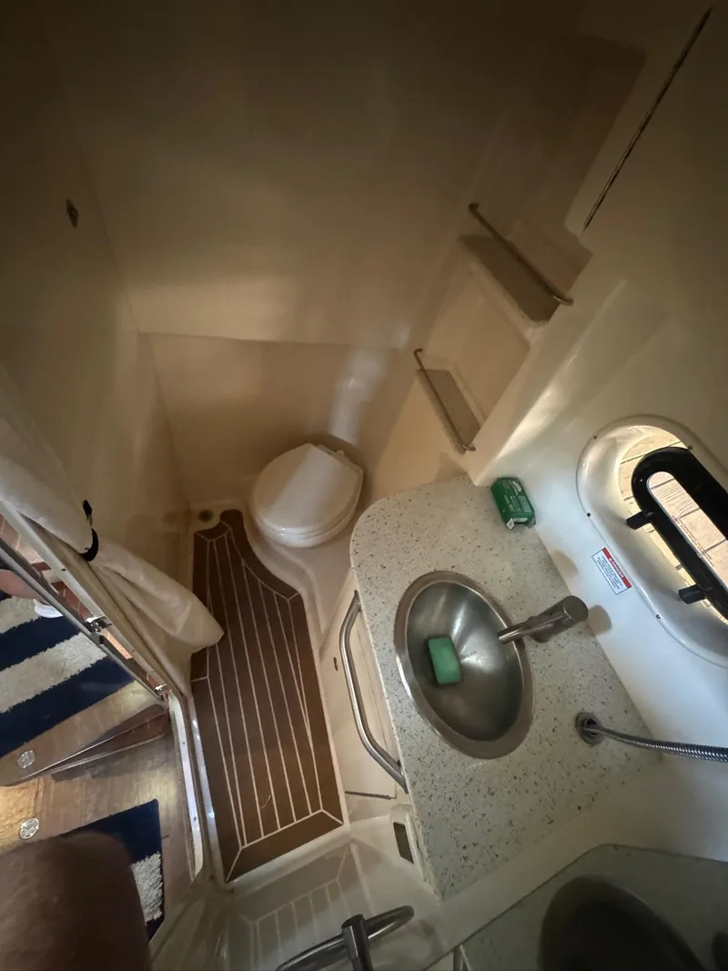 Slide: The Image of Sea Ray Sundancer 330 2016 - 12