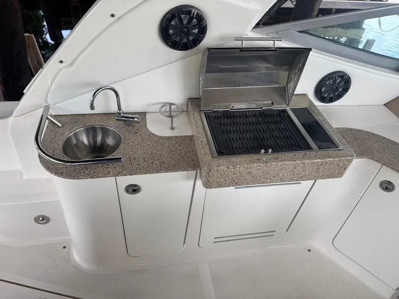 Slide: The Image of Sea Ray Sundancer 330 2016 - 18