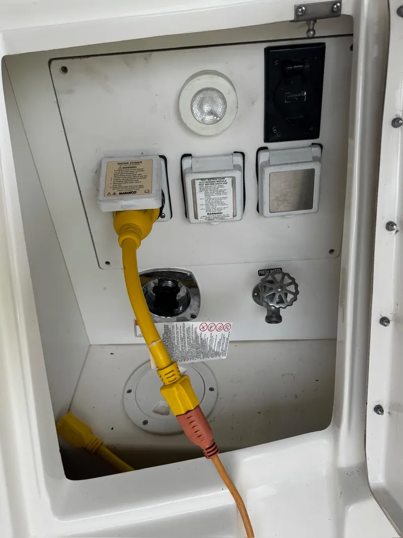 Slide: The Image of Sea Ray Sundancer 330 2016 - 24