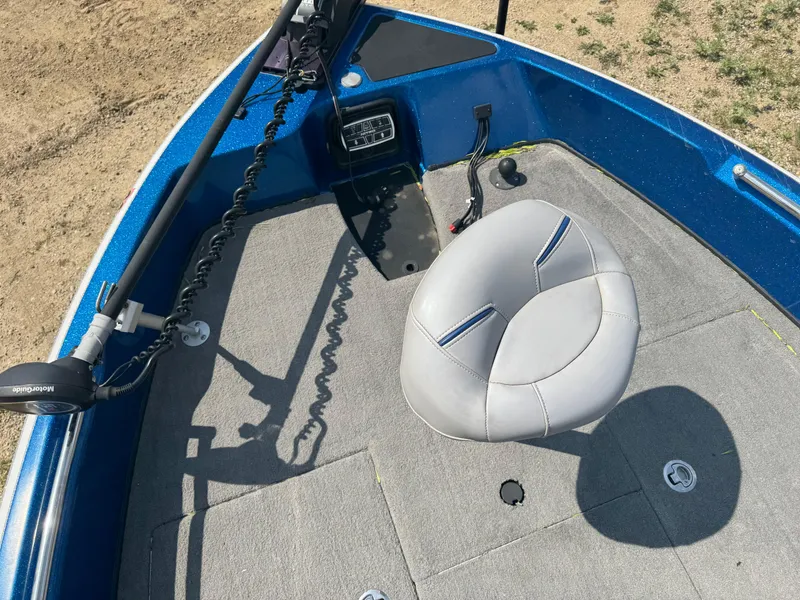 Slide: The Image of 2018 Nitro ZV21 boat interior with gray seat and blue accents. - 14