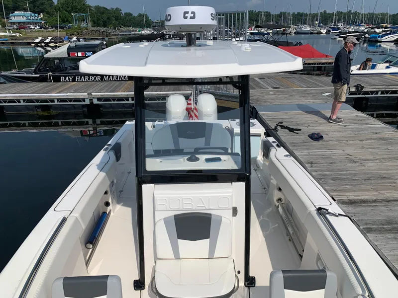 Robalo R250 Center Console 2023 for Sale | MarineSource