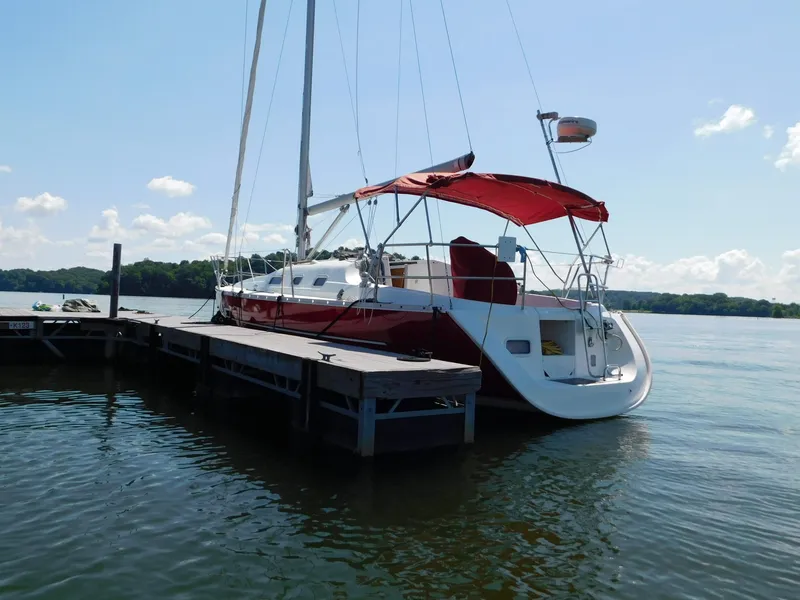 Slide: The Image of 2005 Beneteau Oceanis Clipper 323 sailboat docked on a sunny day. - 17