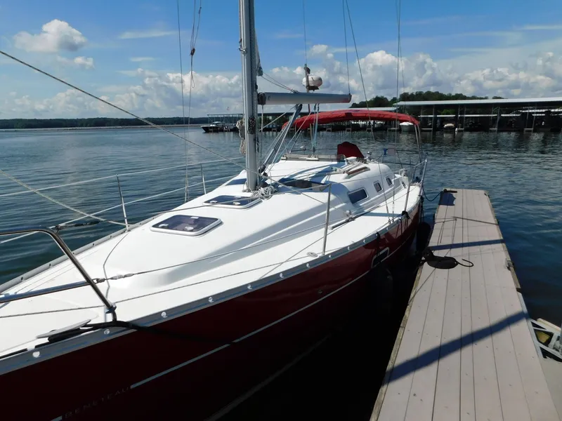 Slide: The Image of 2005 Beneteau Oceanis Clipper 323 sailboat docked on a sunny day. - 20