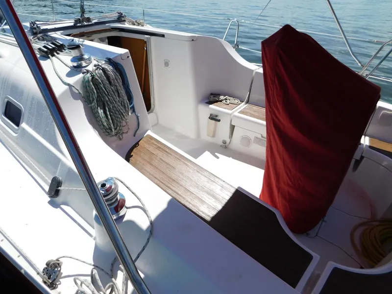 Slide: The Image of Cockpit of 2005 Beneteau Oceanis Clipper 323 sailboat with ropes and seating. - 26
