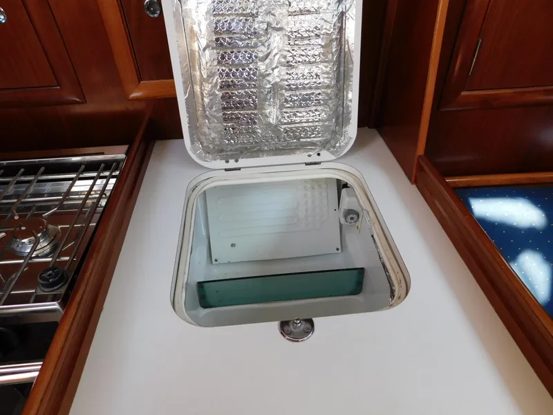 Slide: The Image of Open hatch in 2005 Beneteau Oceanis Clipper 323 yacht interior. - 37