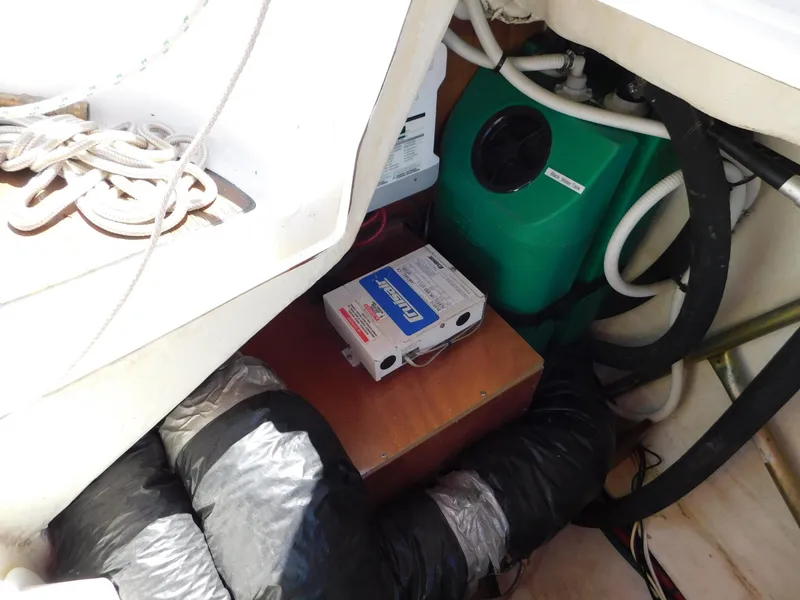 Slide: The Image of Interior view of 2005 Beneteau Oceanis Clipper 323 showing ropes and mechanical components. - 40