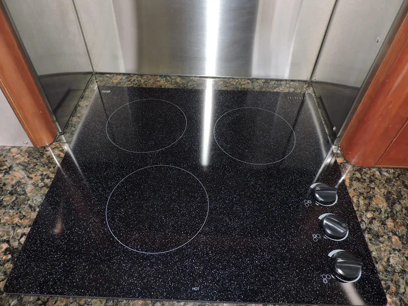 Slide: The Image of Ceramic cooktop with three burners on Carver 56 Voyager SE, 2010 model. - 16