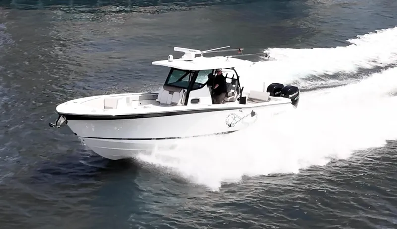 The Image of 2020 Blackfin 332 CC boat cruising on water at high speed. - 0