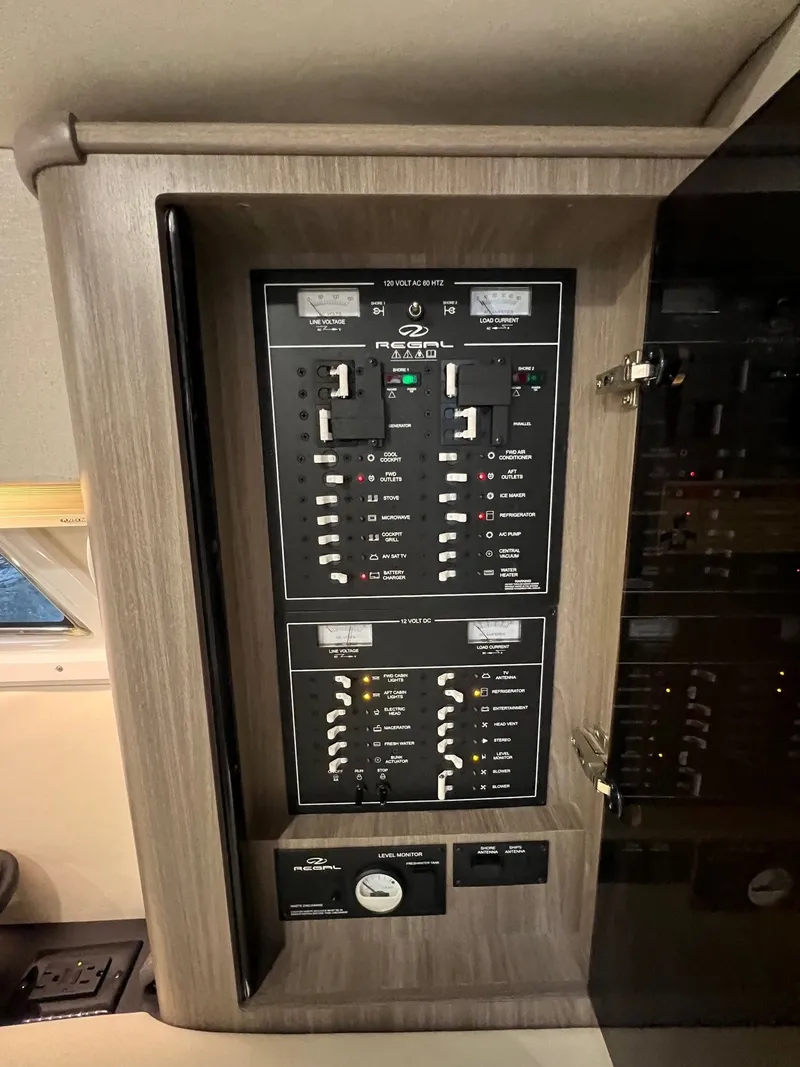 Slide: The Image of Regal 35 Sport Coupe 2021 - 32