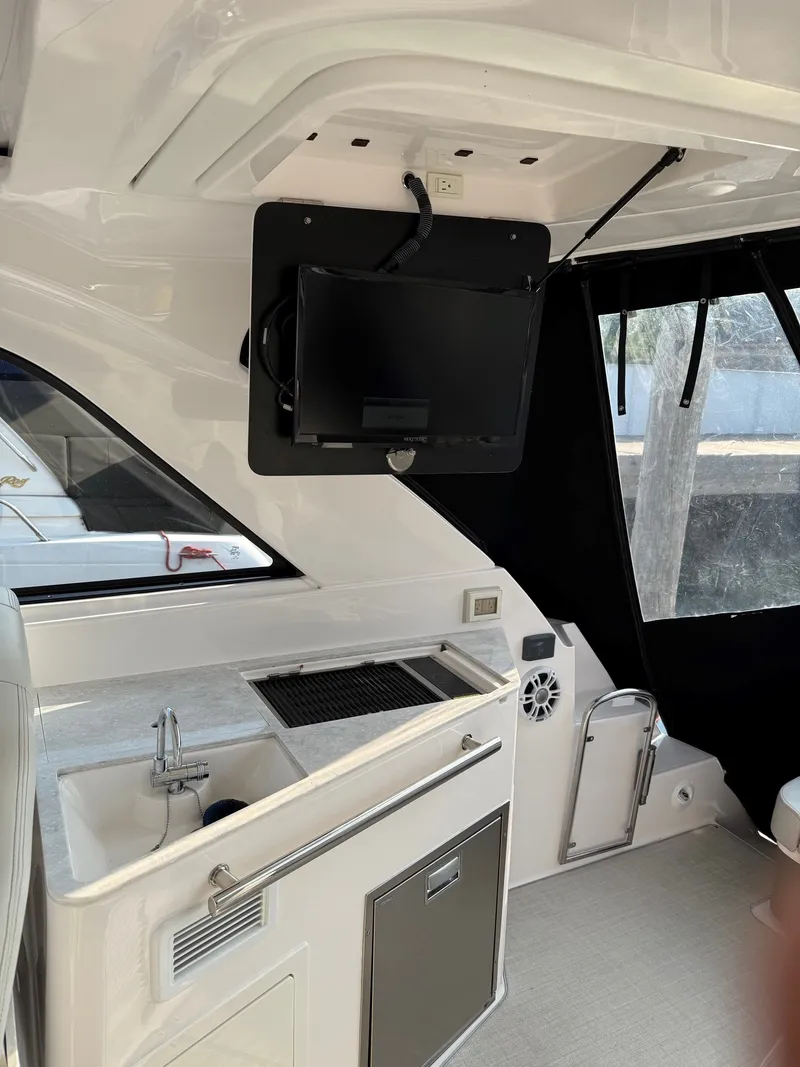 Slide: The Image of Regal 35 Sport Coupe 2021 - 33