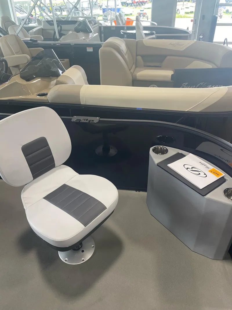 Slide: The Image of Bentley Pontoons FISH 200 FORWARD FISH 2023 - 12