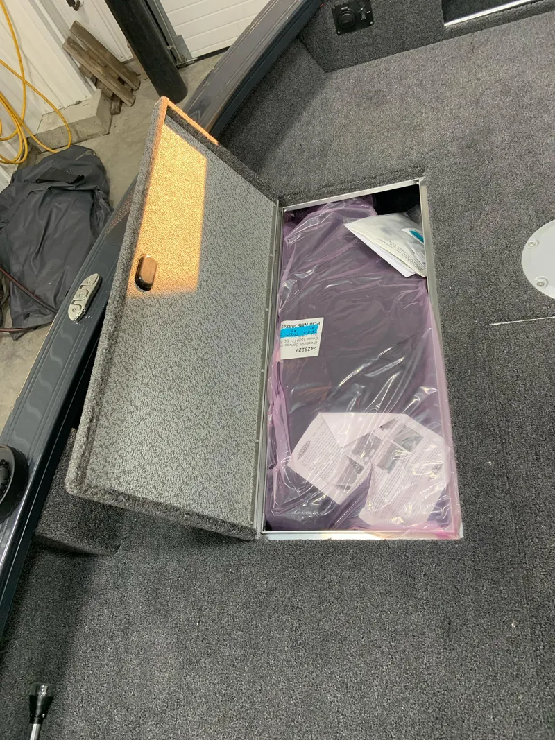 Slide: The Image of Crestliner 1850 FISH HAWK SC JUMP SEAT 2025 - 11