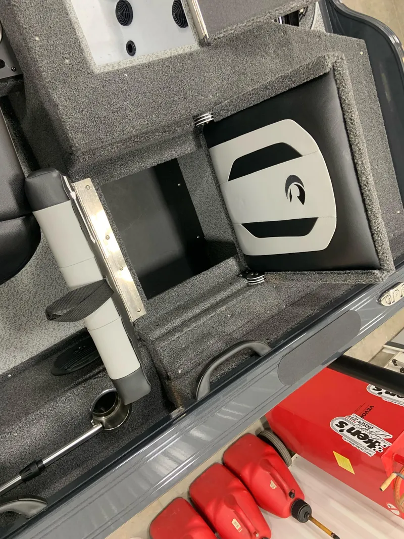 Slide: The Image of Crestliner 1850 FISH HAWK SC JUMP SEAT 2025 - 16