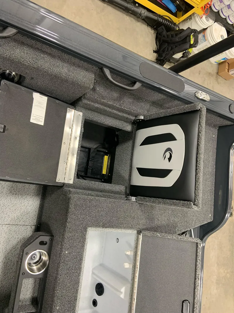 Slide: The Image of Crestliner 1850 FISH HAWK SC JUMP SEAT 2025 - 17