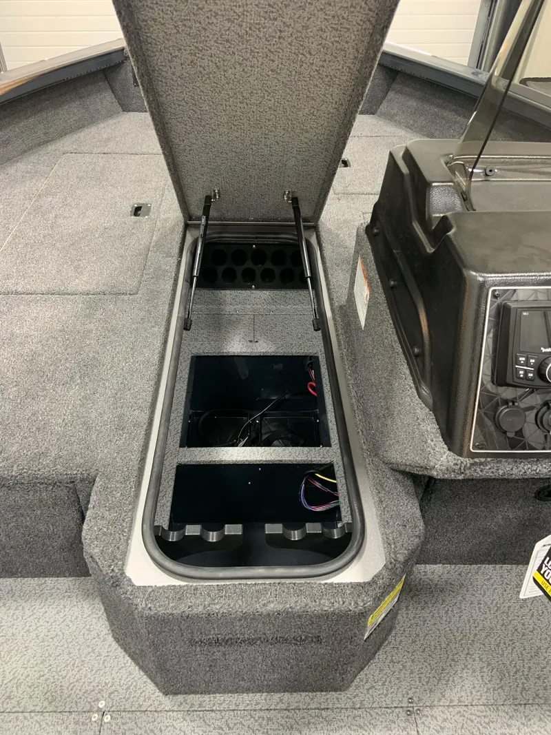 Slide: The Image of Crestliner 1850 FISH HAWK SC JUMP SEAT 2025 - 8