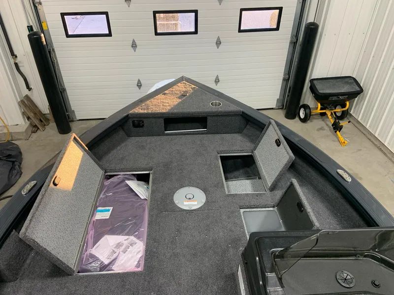 Slide: The Image of Crestliner 1850 FISH HAWK SC JUMP SEAT 2025 - 9