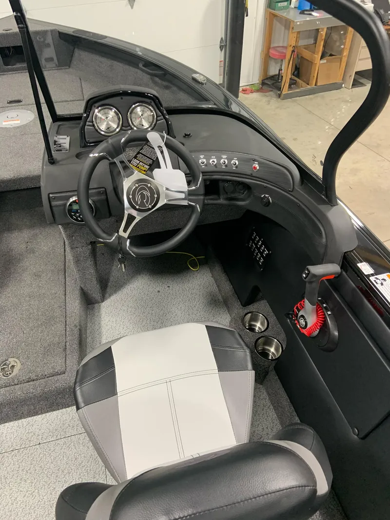 Slide: The Image of Crestliner 1850 Super Hawk 2025 - 10