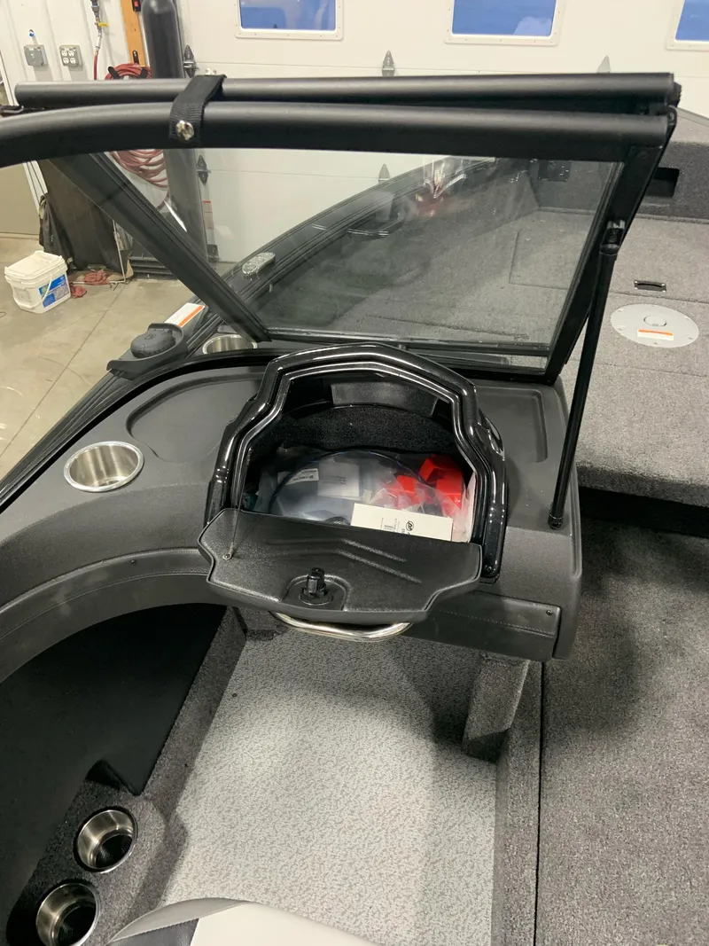 Slide: The Image of Crestliner 1850 Super Hawk 2025 - 11