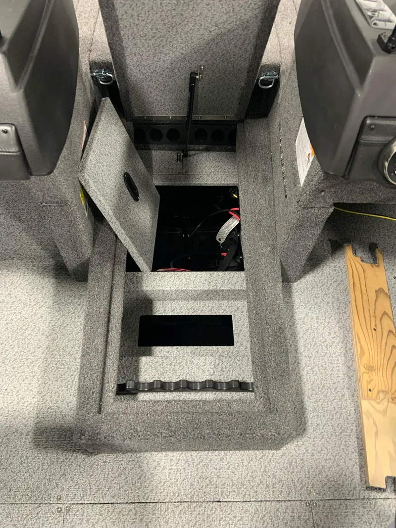 Slide: The Image of Crestliner 1850 Super Hawk 2025 - 12