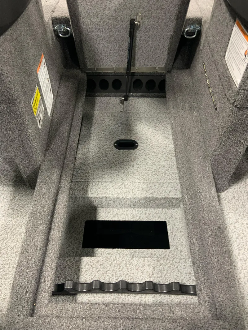 Slide: The Image of Crestliner 1850 Super Hawk 2025 - 13