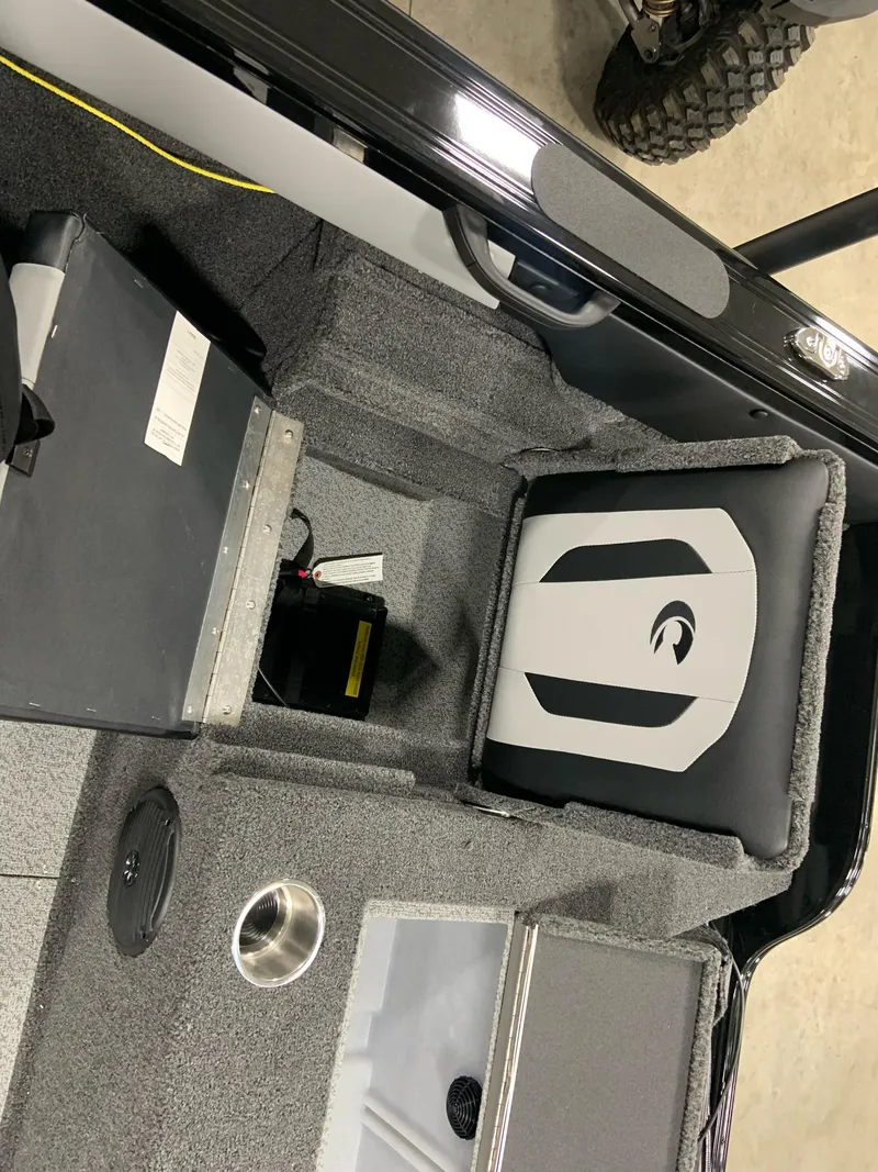 Slide: The Image of Crestliner 1850 Super Hawk 2025 - 9