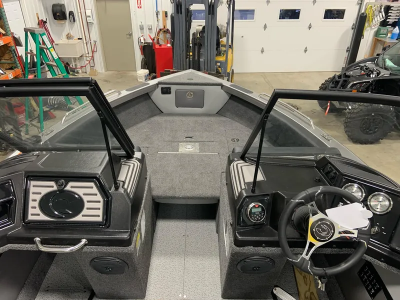 Slide: The Image of Crestliner 1850 Sportfish 2025 - 10