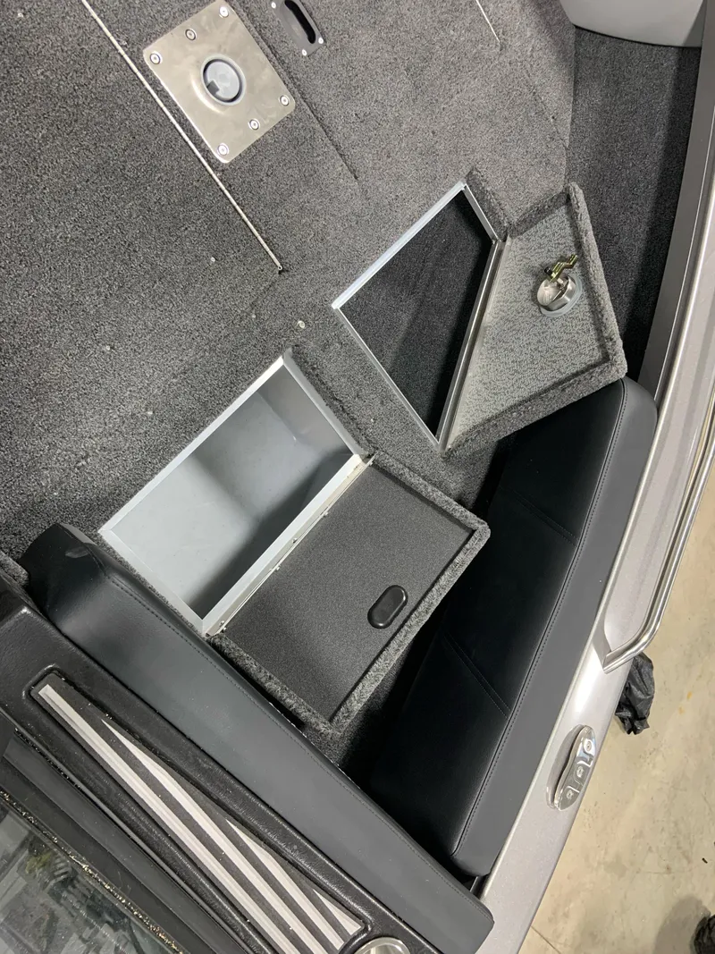 Slide: The Image of Crestliner 1850 Sportfish 2025 - 14