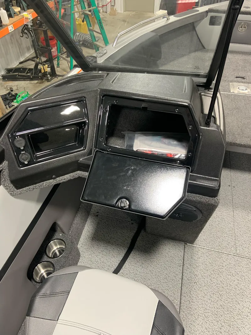 Slide: The Image of Crestliner 1850 Sportfish 2025 - 16