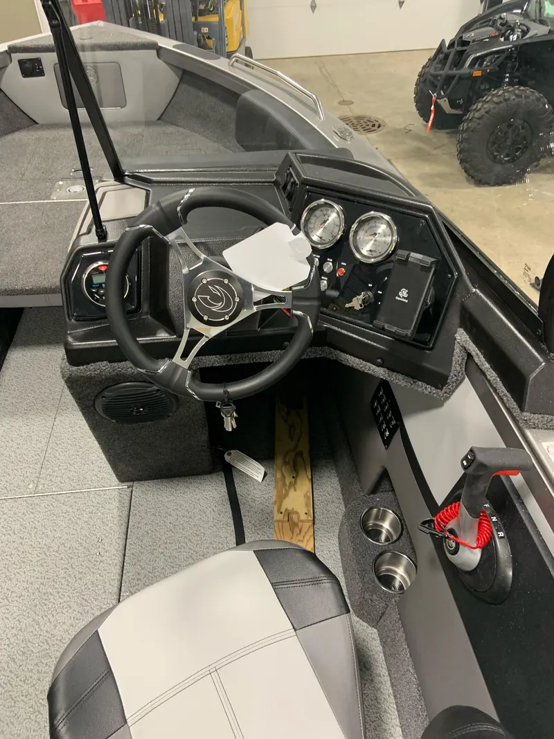 Slide: The Image of Crestliner 1850 Sportfish 2025 - 17