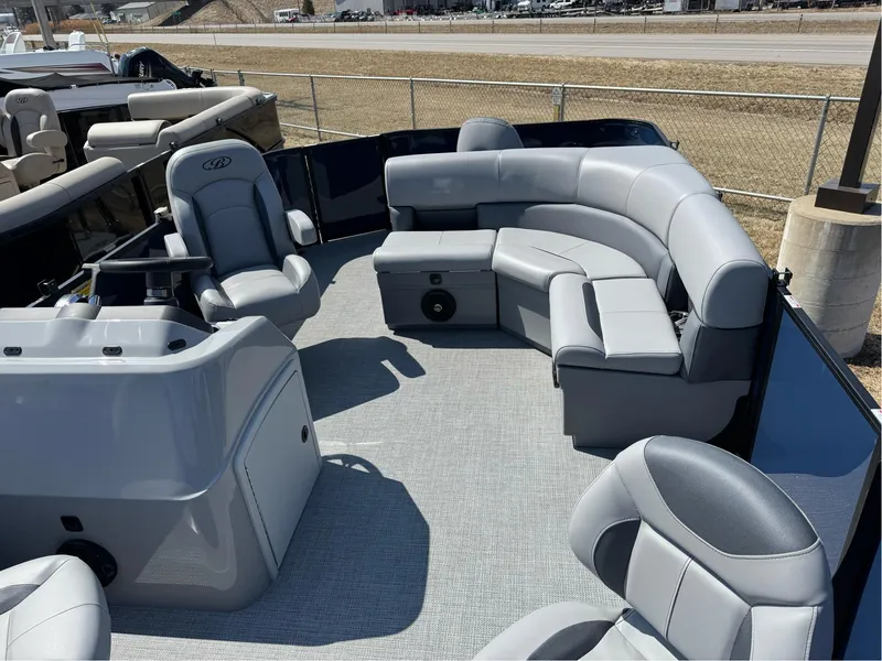Slide: The Image of Bentley Pontoons LE 180 3 POINT 2025 - 10