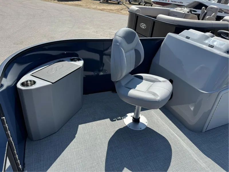 Slide: The Image of Bentley Pontoons LE 180 3 POINT 2025 - 11