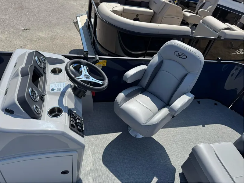 Slide: The Image of Bentley Pontoons LE 180 3 POINT 2025 - 9