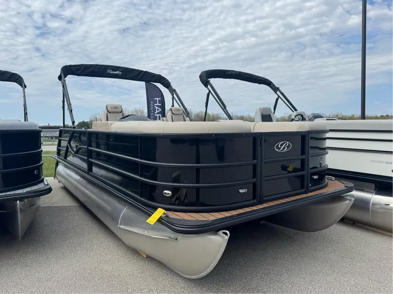 The Image of Bentley Pontoons Legacy 200 Swingback 2025 - 1