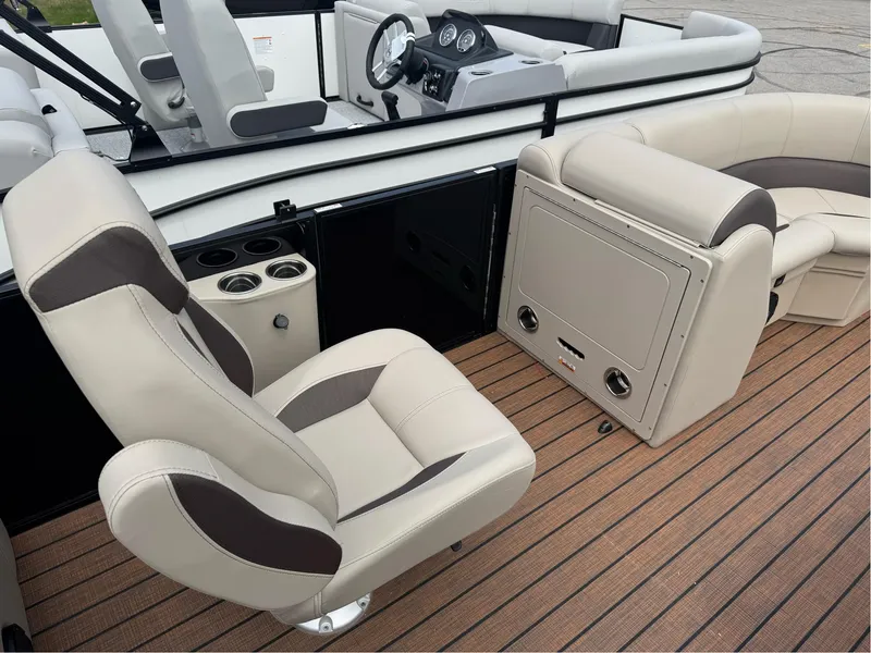 Slide: The Image of Bentley Pontoons Legacy 200 Swingback 2025 - 8