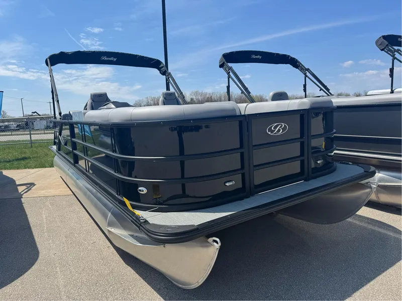 The Image of Bentley Pontoons Legacy 220 Navigator 2025 - 1