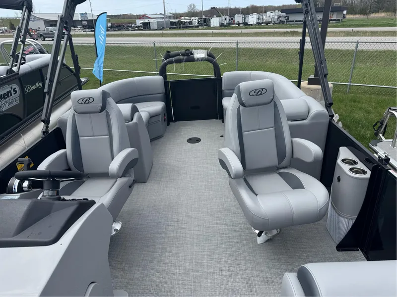 Slide: The Image of Bentley Pontoons Legacy 220 Navigator 2025 - 5