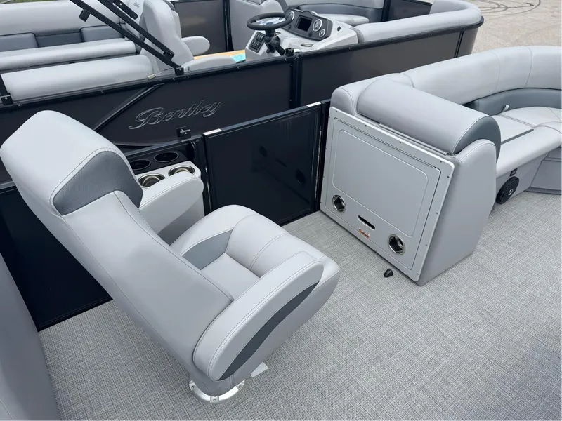 Slide: The Image of Bentley Pontoons Legacy 220 Navigator 2025 - 9