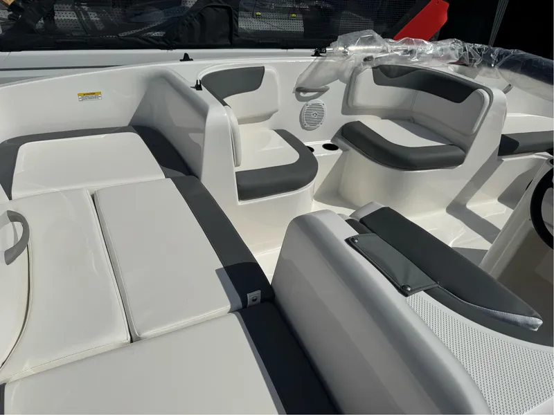 Slide: The Image of Bayliner E16 Limited 2025 - 4