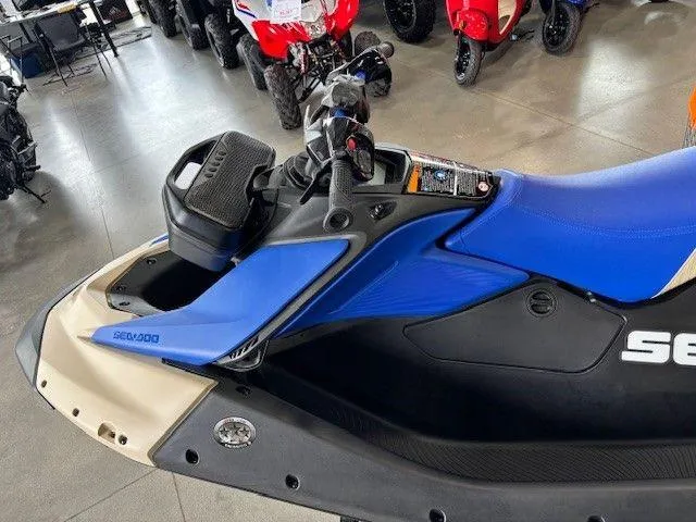 Slide: The Image of Sea-Doo Spark Trixx for 1 iBR and audio in option 2025 - 7