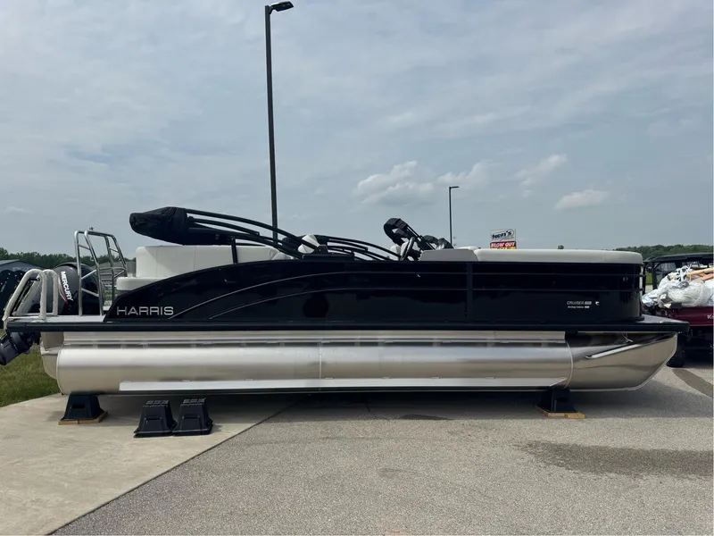 Slide: The Image of Harris Cruiser 230 2025 - 2