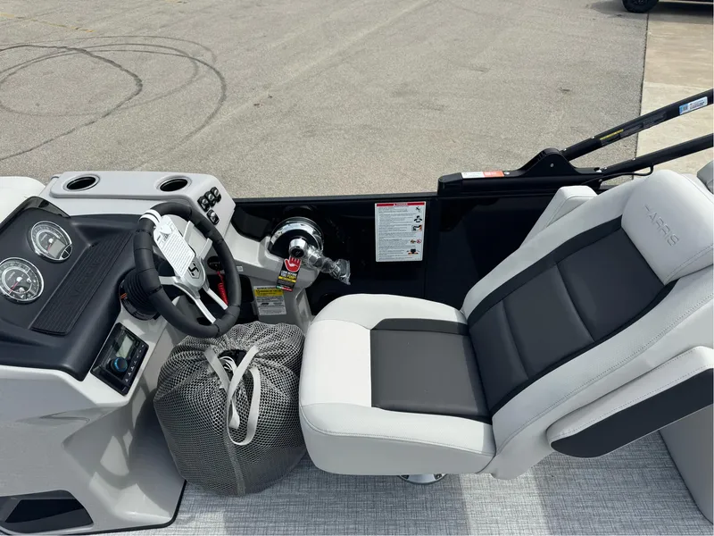 Slide: The Image of Harris Cruiser 230 2025 - 7